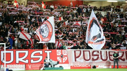 Les supporters de l'AC Ajaccio dans les tribunes du stade François-Coty lors de la réception du Paris Saint-Germain le 21 octobre 2022. (PASCAL POCHARD-CASABIANCA / AFP)