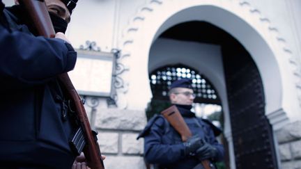 &nbsp; (Policiers en faction devant la Grande mosquée de Paris. La tension sur les effectifs est particulièrement criante en région parisienne. © REUTERS/Christian Hartmann)