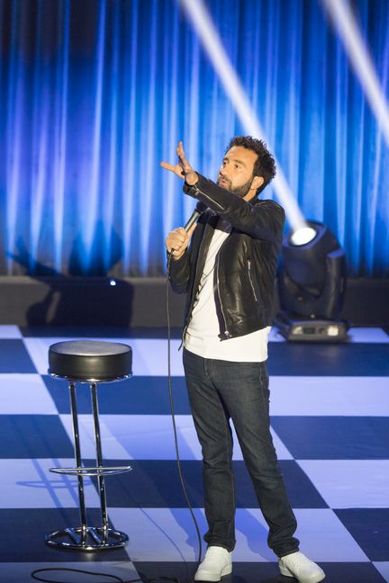 Au Bataclan, Mathieu Madénian a choisi de revenir sur les attentats de "Charlie Hebdo" et du 13-Novembre à la toute fin de son spectacle.&nbsp; (BENJAMIN BOCCAS / KADER AOUN PRODUCTIONS)