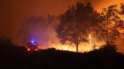 Les pompiers luttent contre les flammes à Saumos (Gironde), le 12 septembre 2022. (FABIEN COTTEREAU / MAXPPP)