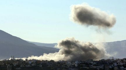 De la fumée s'élève du site d'une frappe aérienne israélienne qui a ciblé le village de Khiam, dans le sud du Liban, le 24 octobre 2024. (AFP)