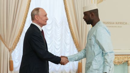 Le président russe Vladimir Poutine rencontre le leader de la junte au pouvoir au Mali, Assimi Goita, près de Saint-Petersbourg (Russie), le 29 juillet 2023. (MIKHAIL METZEL / TASS HOST PHOTO AGENCY / AFP)