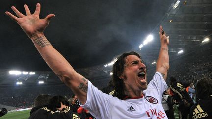 Ibrahimovic fait son retour en Italie, mais chez l'ennemi juré de l'Inter, l'AC Milan. Plus qu'un nouveau départ, c'est le début d'un amour passionnel entre les Rossoneri et leur attaquant. Chouchou de San Siro, il empile les buts, en particulier durant la saison 2011-2012 (35 en 44 rencontres). Le Milan retrouve le sommet de la Serie A en 2011, sept ans après son dernier titre. (ALBERTO PIZZOLI / AFP)