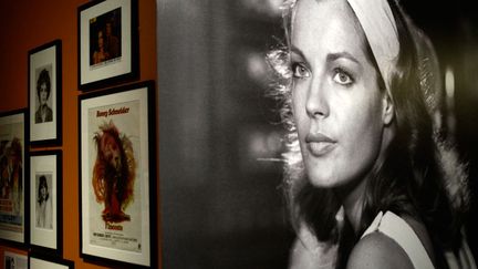 Documents d'archives, photos et affiches originales composent la majeure partie de cette exposition retra&ccedil;ant chronologiquement la carri&egrave;re de Romy Schneider. (ELODIE DROUARD / FTVi)