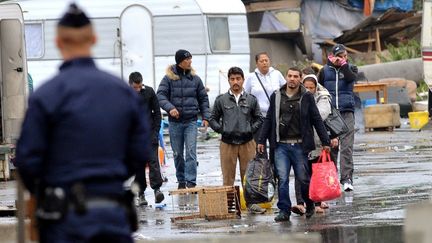 Evacuation d'un camp de Roms, le 18 septembre 2013, &agrave; Lille (Nord).&nbsp; (DENIS CHARLET / AFP)