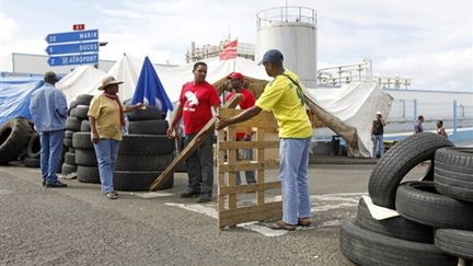 Des grévistes martiniquais bloquent l'accès aux zones industrielles à Fort-de-France le 10 mars 2009 (© AFP PHOTO PATRICE COPPEE)