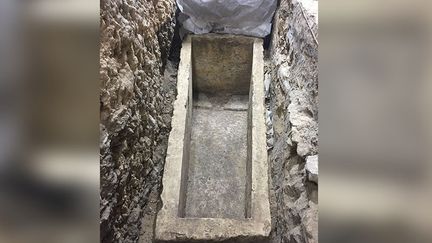 Le sarcophage découvert à Bayeux, le 21 décembre 2018. (LÉA DUBOST / RADIOFRANCE)