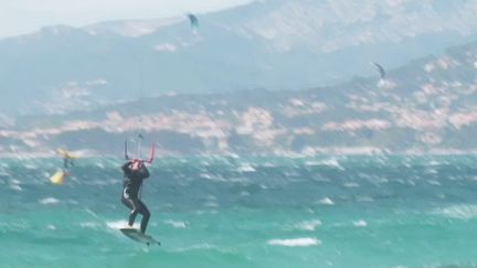 Le journaliste Samuel Ollivier, présent sur le plateau du 8 Heures, jeudi 11 mai, s'intéresse au kitesurf. Ce sport consiste à naviguer sur l'eau avec une planche tout en étant tracté par une voile, ce qui permet de sauter très haut. Rencontre avec Justine Avril, championne du monde de kitesurf big air. (France 2)