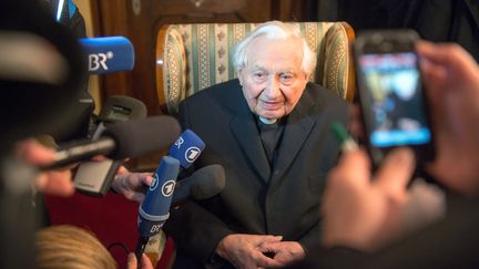 Georg Ratzinger, frère de l'ancien pape Benoît XVI,&nbsp;à Regensburg, dans le sud de l'Allemagne, le 7 juin 2011. Ce dernier a dirigé le chœur de Ratisbonne pendant trente ans. (ARMIN WEIGEL / DPA)