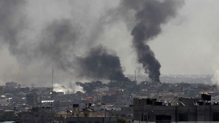 Des frappes reprennent sur la bande de Gaza, &agrave; Rafah, vendredi 1er ao&ucirc;t 2014.&nbsp; (BELAL KHADED / ANADOLU AGENCY / AFP)