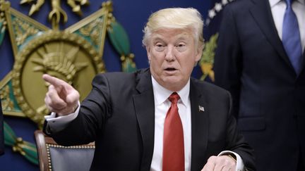 Donald Trump signe un ordre exécutif au département de la Défense, en Virginie (Etats-Unis), le 27 janvier 2017. (OLIVIER DOULIERY / DPA / AFP)