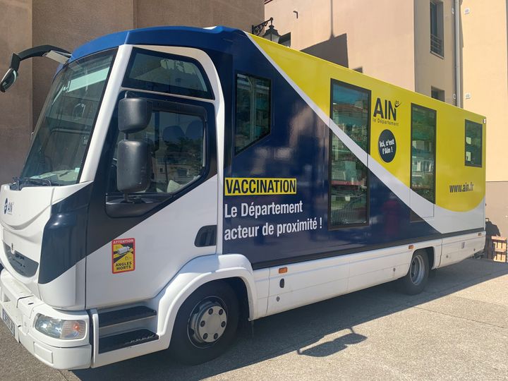 Un minibus est mis à disposition par le département. (ANNE-LAURE DAGNET / RADIO FRANCE)