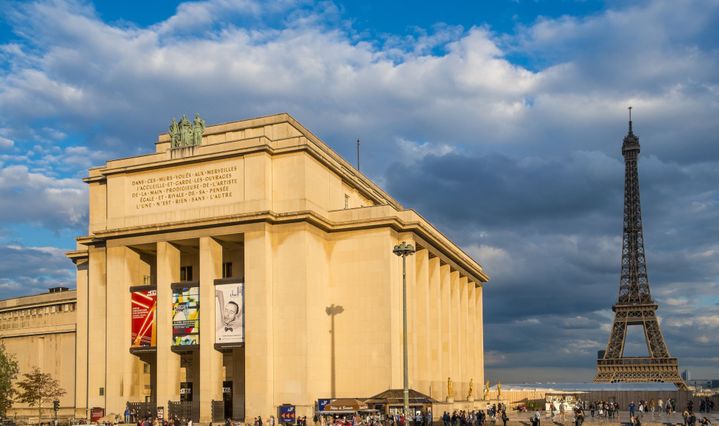 Le théâtre Chaillot est enfoui sous l'esplanade des Droits de l'Homme, entre les deux gros palais abritant la Cité de l'architecture, le musée de l'Homme et le musée de la Marine.
 (GARDEL Bertrand / hemis.fr / Hemis)