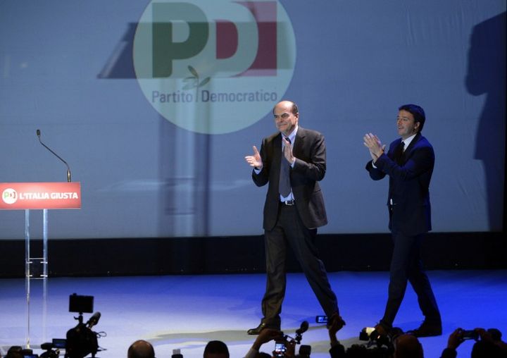 Le maire de Florence, Matteo Renzi (D), applaudit son ancien rival &agrave; la primaire du Parti d&eacute;mocrate, Pier Luigi Bersani (G), &agrave; l'occasion d'un meeting de ce dernier, &agrave; Florence, le 1er f&eacute;vrier 2013.&nbsp; (ANDREAS SOLARO / AFP)