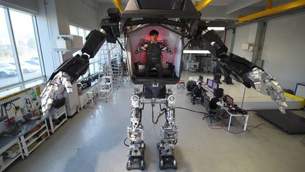 Le robot géant Method-2 mis au point en Corée du Sud, le 27 décembre 2016. (JUNG YEON-JE / AFP)