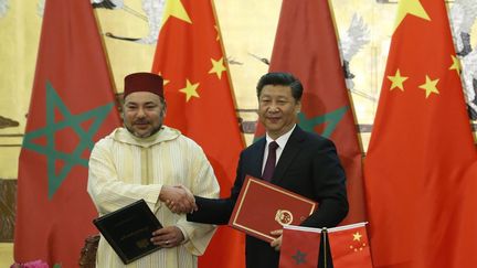 Le fait que Mohamed VI et sa délégation se soumettent à un «dress code» traditionnel pour rencontrer le numéro un chinois, est parfaitement calculé. C'est ce qu'explique le publicitaire marocain Noureddine Ayouch, à Tel Quel Maroc : «C’est un signal intelligent envoyé par le roi, qui veut montrer à ses hôtes que nous sommes un pays de tradition, d’authenticité, mais qui sait les allier avec la modernité. Un peu comme la Chine». Le roi a voulu, selon lui, «montrer aux Chinois que le Maroc aussi accorde de l’importance à son histoire». Depuis deux ans, le Maroc mise sur une stratégie «main dans la main» avec la Chine, mais les échanges engagés restent trois fois inférieurs à ceux entre Pékin et Alger. Petit marché à l'échelle mondiale, le Maroc cherche à diversifier ses partenaires économiques. Après la Chine, Mohamed VI se rendra en Inde, deux Etats capables d'influer sur des sujets sensibles comme celui du Sahara occidental. (AFP PHOTO / POOL / Kim Kyung-Hoon )