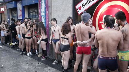 Premier jour des soldes d'hiver devant une boutique Desigual &agrave; Madrid (Espagne) o&ugrave; les 100 premiers clients arriv&eacute;s en sous-v&ecirc;tements repartent habill&eacute;s gratuitement, le 2 janvier 2012. (SIPA)