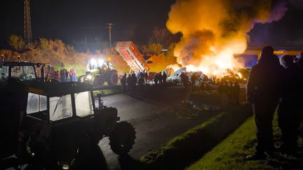 Le barrage de Kervignac, dans le Morbihan, sur la RN165 entre Lorient et Auray, tenu par des agriculteurs dits asyndicaux, le 27 janvier 2024. (THIERRY CREUX / MAXPPP)