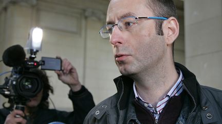 Christophe Gr&eacute;bert, l'auteur de blog monputeaux.com, le 3 f&eacute;vrier 2006 au palais de justice de Paris, apr&egrave;s sa comparution devant la 17e chambre du tribunal correctionnel pour diffamation. (BERTRAND GUAY / AFP)