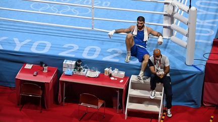 Le boxeur français Mourad Aliev a été disqualifié à cause de plusieurs coups de tête à son adversaire. une décision injuste selon le combattant tricolore. Retrouvez sa réaction et sa colère.