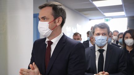 Olivier Véran, accompagné du maire Christian Estrosi, rend visite aux équipes médicales à Nice (Alpes-Maritimes), le 20 février 2021. (VALERY HACHE / AFP)