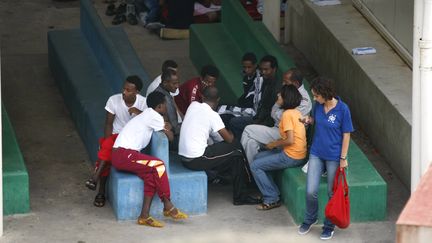 Des migrants dans le centre de r&eacute;tention de Lampedusa (Italie), le 4 octobre 2013. (ANTONIO PARRINELLO / REUTERS )