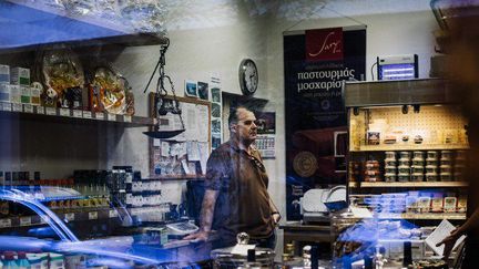 L'entrepreneur grec Panagiotis Douvos dans son épicerie à Sofia (DIMITAR DILKOFF / AFP)