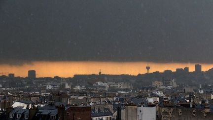 Paris est plong&eacute; dans le noir aux alentours de 11 heures du matin alors qu'un orage approche de la capitale, le 17 juin 2013. (CHRISTIAN HARTMANN / REUTERS)