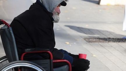 Un homme fait la manche dans une rue de Lyon (Rh&ocirc;ne), le 29 d&eacute;cembre 2014. (PHILIPPE DESMAZES / AFP)