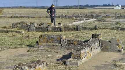 Un jardinier s'occupe de déblayer ce qu'il reste du camp de Montreuil-Bellay, le 11 octobre 2016. (LOIC VENANCE / AFP)