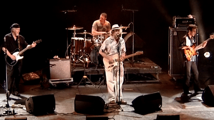 Fred Chapelier (à gauche en noir) et Tom Principato (au milieu en blanc) sur la scène de Jazz Equinoxe
 (France 3 Culturebox)