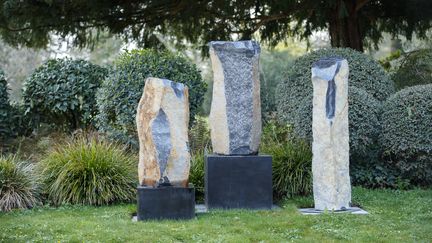 Plus loin dans le parc du château se dressent, tels des totems, les sculptures en orgue balsamique de Denis Monfleur. La frappe de l’acier sur la pierre brute laisse apparaître des monuments tombés du ciel ou sortis de la Terre ? (ERIC SANDER)