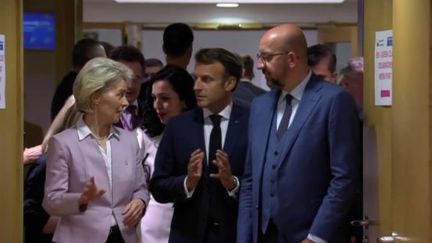 Dans la matinée du jeudi 23 juin, Emmanuel Macron est arrivé à Bruxelles, en Belgique, où se tient le sommet de l'Union européenne consacré à l'Ukraine et à la Moldavie.&nbsp;Le journaliste Pascal&nbsp;Verdeau, en direct de la capitale belge, explique que le président n'est pas affaibli sur la scène européenne par les résultats des élections législatives.
 (FRANCE 3)