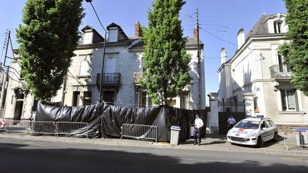 Les policiers surveillent, le 22 avril 2011 à Nantes (Loire-Atlantique), les alentours de la maison de la famille Dupont de Ligonnès. (JEAN-SEBASTIEN EVRARD / AFP)