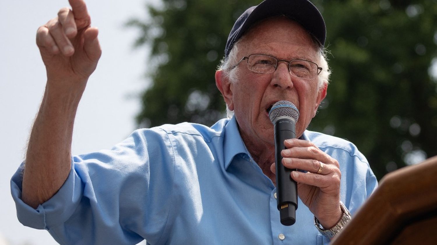 El senador Bernie Sanders respalda la candidatura de Joe Biden en una columna