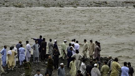 Des habitants pakistanais observent la mousson exceptionnelle à Mingora (Pakistan), le 27 août 2022.&nbsp; (ABDUL MAJEED / AFP)