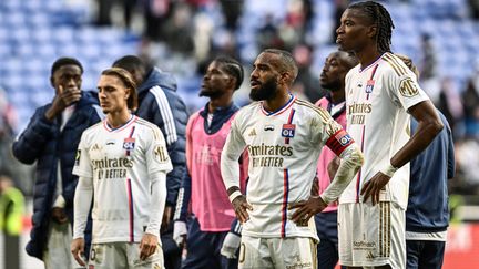 Les joueurs lyonnais en plein doute après le nul contre Metz (1-1), le 5 novembre 2023. (JEFF PACHOUD / AFP)