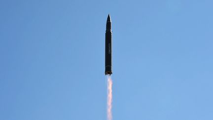 Une photo fournie par&nbsp;une agence de presse&nbsp;nord-coréenne, montrant le lancement d'un missile balistique intercontinental, le 4 juillet 2017. (KCNA VIA KNS / AFP)