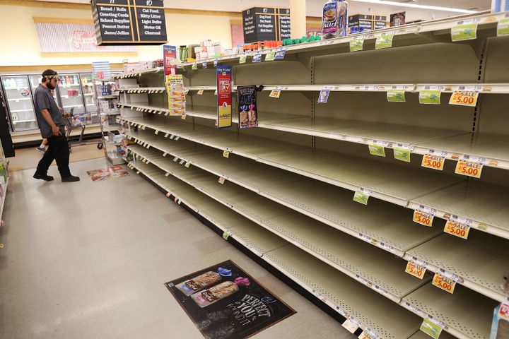 Les rayons des magasins ont été pris d'assaut à Myrtle Beach (Caroline du Sud, Etats-Unis), en prévision du passage de l'ouragan Florence, le 11 septembre 2018.&nbsp; (JOE RAEDLE / GETTY IMAGES NORTH AMERICA / AFP)