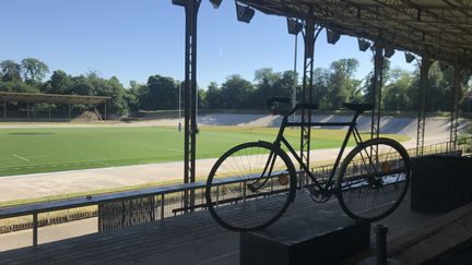 Vue depuis la tribune principale du vélodrome Jacques-Anquetil de Paris. (Adrien Hémard)