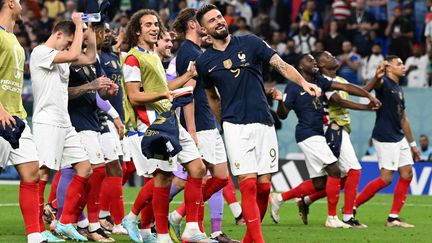 Les joueurs de l'équipe de France après la victoire contre l'Australie au stade Al-Janoub de Doha, le 22 novembre 2022. (CHANDAN KHANNA / AFP)