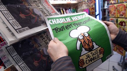 La une du nouveau num&eacute;ro de "Charlie Hebdo", publi&eacute; mercredi 14 janvier 2015, devant un kiosque de Montpellier (H&eacute;rault). (PASCAL GUYOT / AFP)