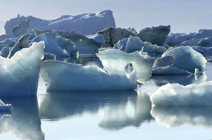 Des icebergs dans le fjord Sermilik, au Groenland, le 12 août 2018. (PHILIPPE ROY / AFP)