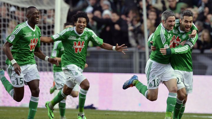 Les joueurs de Saint-Etienne se congratulent lors de leur victoire 2-0 sur Monaco, le 1er mars 2014.&nbsp; (PHILIPPE MERLE / AFP)