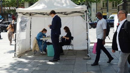 Une personne effectue un test de dépistage du Covid-19 devant une pharmacie à Paris, le 28 juin 2022.&nbsp; (MYRIAM TIRLER / HANS LUCAS / AFP)