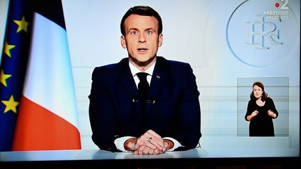 Emmanuel Macron lors de son hommage à Valéry Giscard d'Estaing le décembre 2020, depuis l'Elysée, à Paris. (CHRISTOPHE ARCHAMBAULT / AFP)