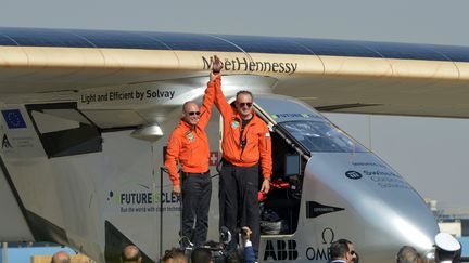 Le pilote suisse&nbsp;Andre Borschberg est accueilli par Bertrand Piccard après l'atterrissage de l'avion solaire Solar Impulse 2, à l'aéroport international du Caire, le 13 juillet 2016. (KHALED DESOUKI / AFP)