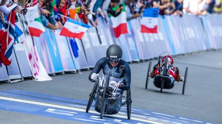 Andrea Eskau sur la ligne d'arrivée du contre-la-montre individuel de paracyclisme sur route, le 4 septembre 2024, à Clichy-sous-Bois. (MAXPPP)