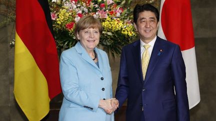 La chancelière allemande Angela Merkel et le Premier ministre japonais Shinzo Abe à Tokyo, le 9 mars 2015. (SHIZUO KAMBAYASHI / POOL / AFP)