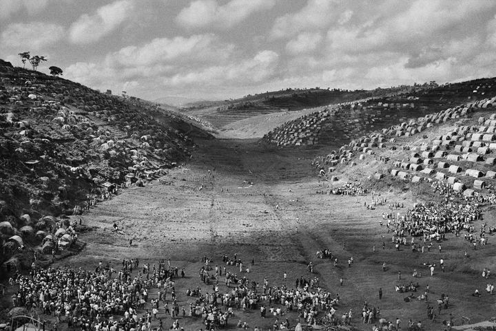 Sebastião Salgado, "Le camp de Kebeho, destiné aux rapatriés du Zaïre et du Burundi. Rwanda, 1995"
 (Sebastião Salgado)